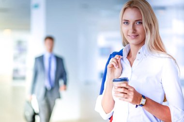 Yound kadın ayakta ofisindeki kahve içmek