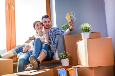 Evde pencere kenarında oturan hareketli Çift