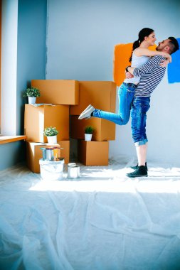 Mutlu genç çift yeni eve taşınıyor.