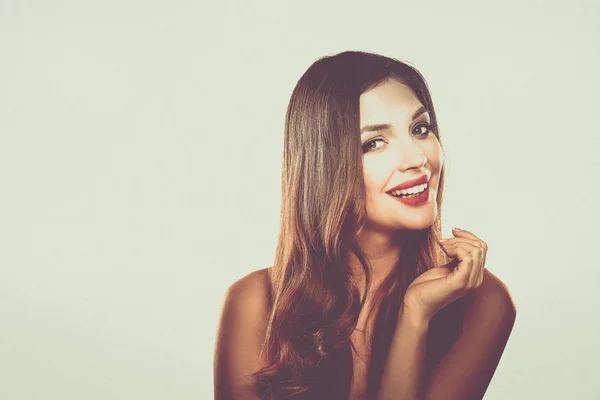 Portrait de belle jeune femme visage. Isolé sur fond blanc — Photo