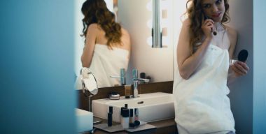 Genç kadın kendini banyo ayna arıyor