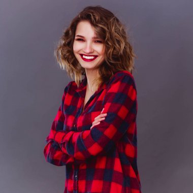 ayakta, gri arka plan üzerinde izole genç kadın