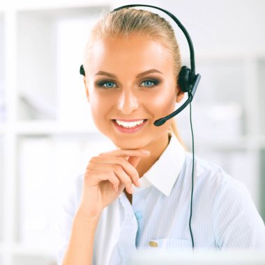 Ofiste oturan bir müşteri hizmetleri ajanının yakın plan portresi.