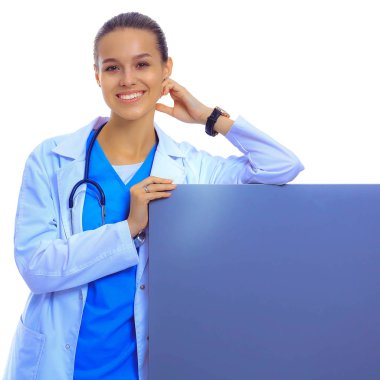 Boş reklam panosu olan bir kadın doktor.