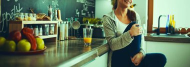 Mutfakta masada oturan genç bir kadın. .