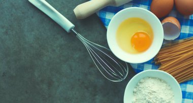 Hamur hazırlama tarifi ev yapımı ekmek, pizza ya da turta karışımı, mutfak masasının arkasında besin düzlüğü