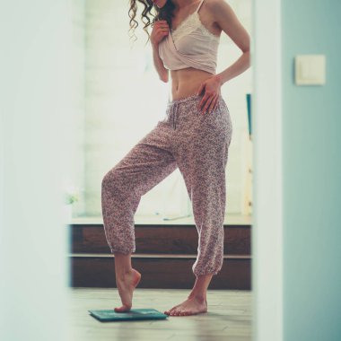 Banyo üzerinde duran genç kadın