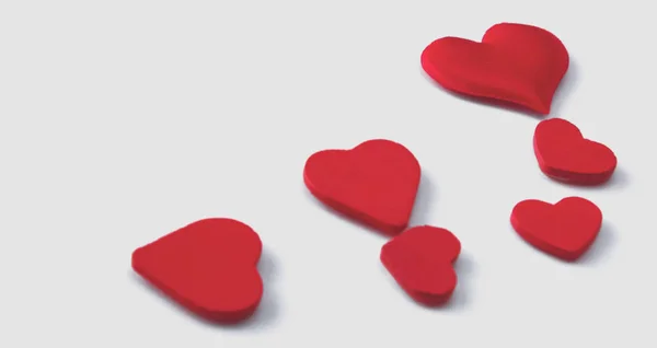 Många röda siden hjärtan - valentine på vit bakgrund — Stockfoto