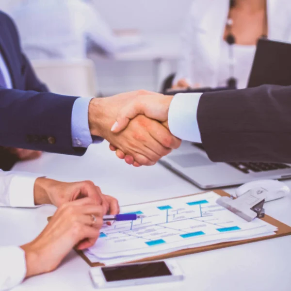 Gente de negocios dándose la mano, terminando una reunión, en la oficina — Foto de Stock