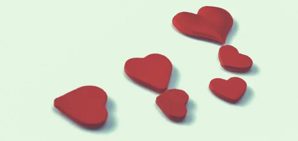 Muchos corazones rojos de seda - San Valentín sobre fondo blanco —  Fotos de Stock
