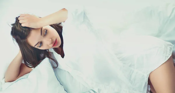 침실에 침대에 아름 다운 여자의 초상화 — 스톡 사진