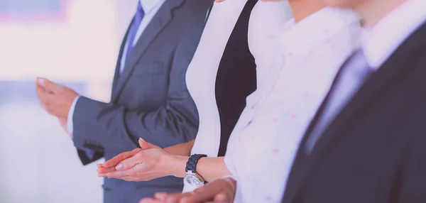 Lächelnde Geschäftsleute, die eine gute Präsentation im Büro beklatschen — Stockfoto