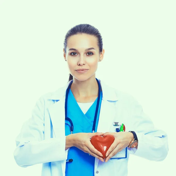 Médecin féminin positif debout avec stéthoscope et symbole du cœur rouge — Photo