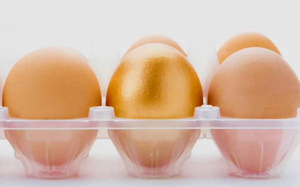 Золотое яйцо на белом фоне — стоковое фото