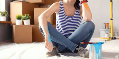 Karton kutuları olan yeni bir evde bir kadın.
