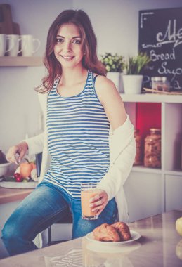Lezzetli meyve suyuyla bardağı tutan güzel bir kadının portresi.