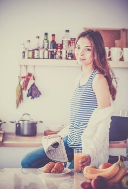 Lezzetli meyve suyuyla bardağı tutan güzel bir kadının portresi.