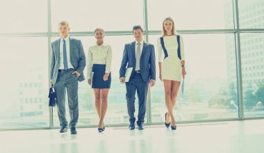 Modern ofis genç iş adamları git