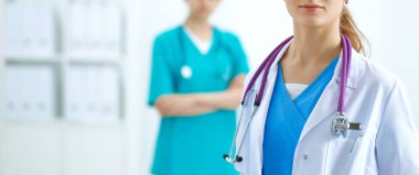 Tıp grubunun önünde çekici bir kadın doktor.