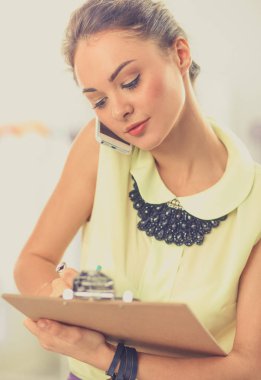 oldukça moda tasarımcısı çalışma cep telefonu kullanarak office