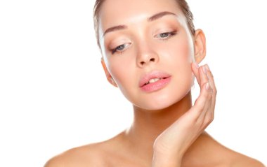 Güzel genç kadın yüzünün yakın portresi. Beyaz arkaplanda izole.