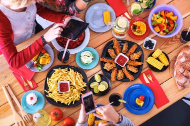 Grup insanların yemek yiyorsunuz tahta masada otururken Üstten Görünüm