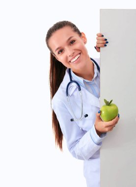 Elmalı ve boş afişlerle gülümseyen doktor