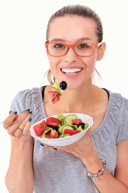 Sağlıklı yemek yeme, bir tabak tutan güzel bir kız
