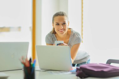 Cep telefonu Üniversitesi'nde kadın kullanımı