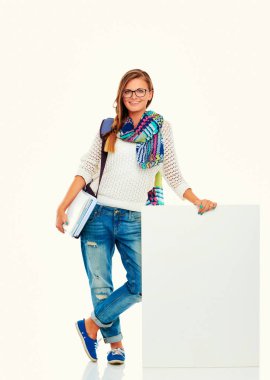 Boş tahta işaret eden güzel öğrenci kadın