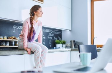 Mutfakta masada oturan genç kadın