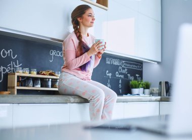 mutlu kadın evde Mutfakta çay içme