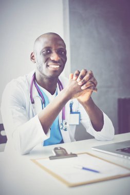 Masada dizüstü bilgisayarda çalışan genç bir Afrikalı doktor.