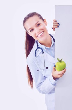 Elmalı ve boş afişlerle gülümseyen doktor