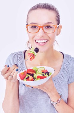 Sağlıklı yemek yeme, bir tabak tutan güzel bir kız