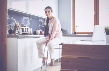 Mutfak tablosunda yakın oturan genç kadın