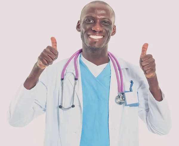 Portrait de médecin vous montrant ok signe debout dans un uniforme blanc sur fond isolé — Photo