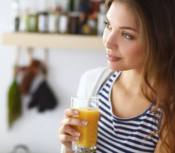 Retrato de una bonita mujer sosteniendo un vaso con sabroso jugo —  Fotos de Stock