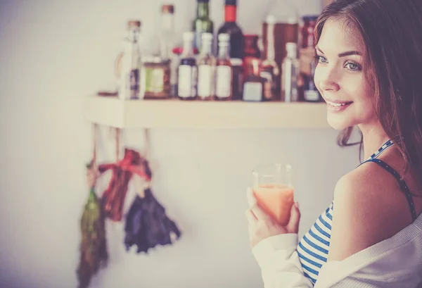 Porträtt av en vacker kvinna som håller glas med välsmakande juice — Stockfoto