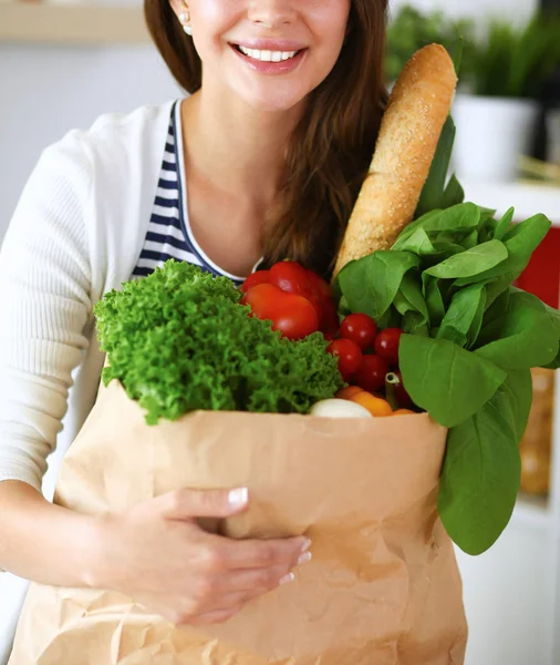 Femeie tânără care deține sac de cumpărături alimentar cu legume — Fotografie, imagine de stoc