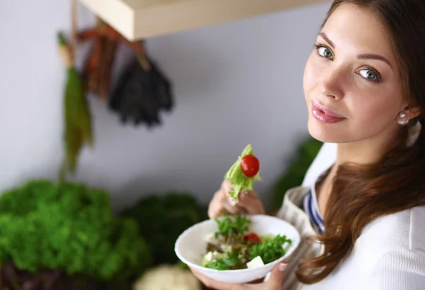 Jonge vrouw salade eten en het bedrijf van een gemengde salade — Stockfoto