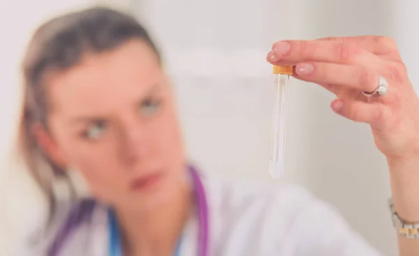 Žena vědec je obklopen lékařskými lahvičkami a baňky, izolované na bílém pozadí — Stock fotografie