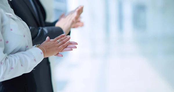 Glimlachende zakenmensen applaudisseren voor een goede presentatie op kantoor — Stockfoto