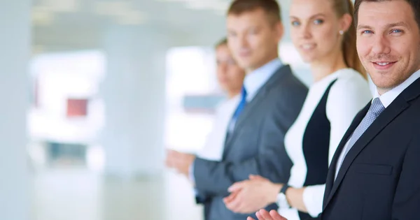 Glimlachende zakenmensen applaudisseren voor een goede presentatie op kantoor — Stockfoto