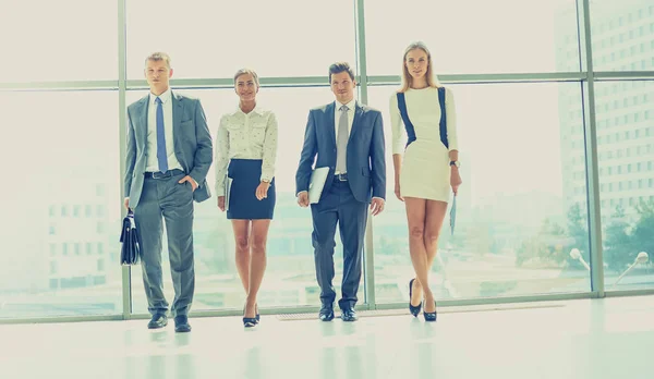 Les jeunes gens d'affaires descendent du bureau moderne — Photo