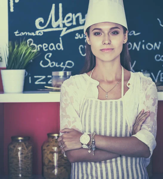 Chef donna ritratto con uniforme in cucina — Foto Stock