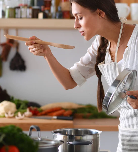 Kochende Frau in Küche mit Kochlöffel — Stockfoto