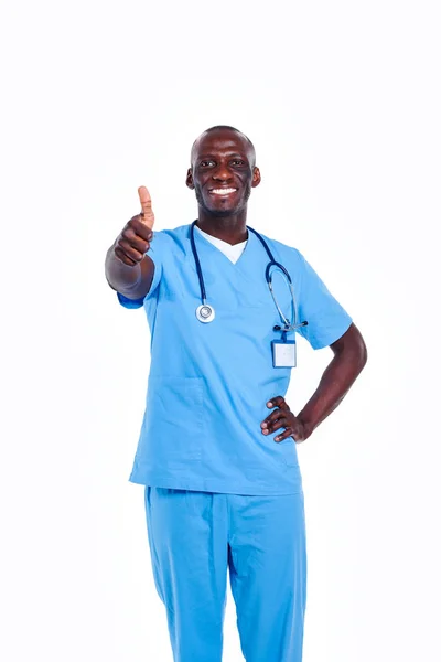 Portrét lékaře zobrazeno ok znamení stojící v bílé uniformě izolované pozadí — Stock fotografie