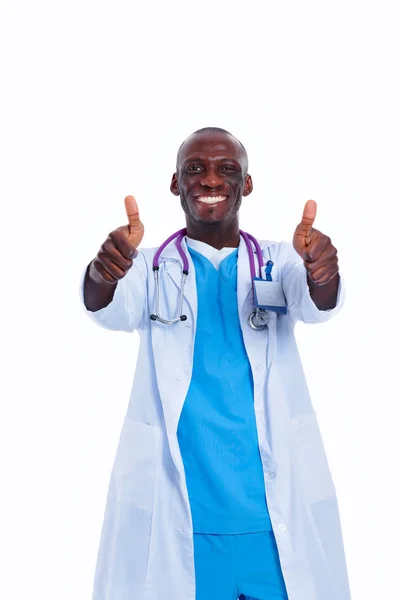 Porträtt av läkare visar du ok tecken står i en vit uniform på isolerade bakgrund — Stockfoto