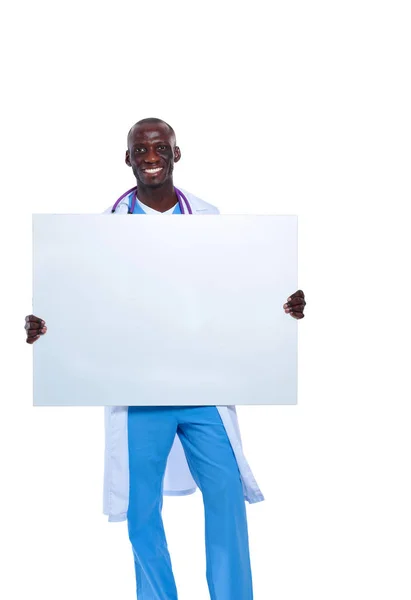 Mannelijke arts holding lege bordje, geïsoleerd op witte achtergrond — Stockfoto